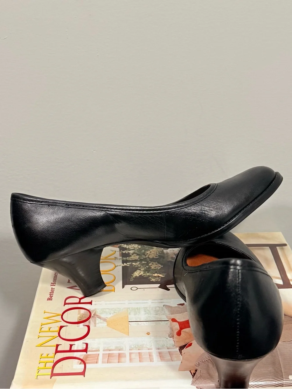 AEROSOLES Women's Black Leather Mid-Heel Pumps